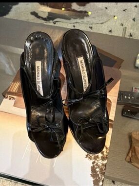 Manolo Blahnik Black Patent Leather Bow Open-Toe Mules